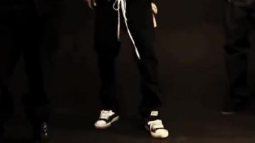 The converse black bass in the clip Black And Yellow of Wiz Khalifa