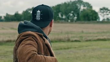 Gorra Wrung "make art not war" Negro PLK en el videoclip "All Night"