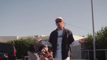 La camiseta blanca Stussy de Mister V en su video musical de Venecia