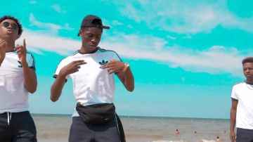 La camiseta blanca de Adidas en el clip OKCLH de 4KEUS GANG