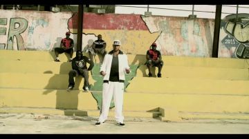 La gacela en el video musical de Booba fallen for Her