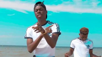 La camiseta de Tiakola (pandilla 4keus) en el clip "O'Kartier C'est La Hess"