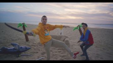 El puma ante rojo en el clip Para un amigo de Bigflo & Oli