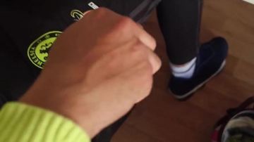 Pantalones de chándal Adidas del Chelsea FC en el clip Onizuka de PNL