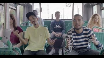 El stan smith en el clip Dommage de Bigflo & Oli