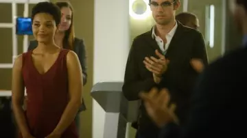 La combinaison bordeaux de Lucy (Kiersey Clemons) dans la série Extant