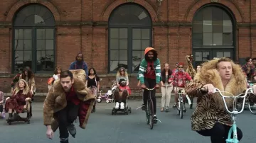 Furgonetas blancas negras en el video musical de Macklemore's Thrift Shop