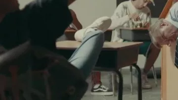 the sneakers vans old skool, in the clip in the clip Look At Me XXXTENTACION