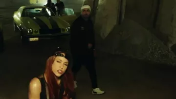 The Adidas NMD_R1 in the clip Perro Fiel de Shakira