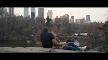 Los Stan Smiths en el clip Eyes Say de Lomepal