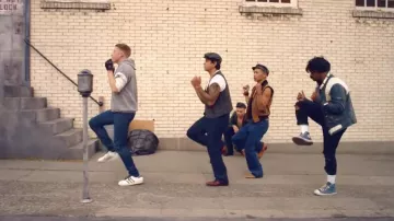 The pair of Converse blue of a dancer in the movie clip Downtown of Macklemore & Ryan Lewis