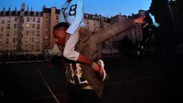 Les Asics dans le clip Afro Trap Pt. 3 de MHD