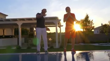 Les sneakers Adidas Originals Gazelle rouges dans le clip Le ciel est la limite de DTF