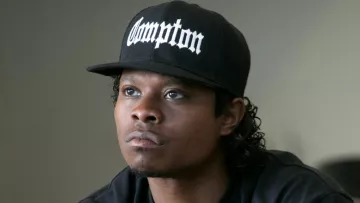 The black hat Compton Eazy E (Jason Mitchell) in the film NWA : Straight Outta Compton