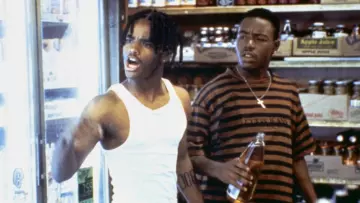 Le t-shirt rayé Guess Jeans de Caine Lawson / Kaydee (Tyrin Turner) dans Menace II Society