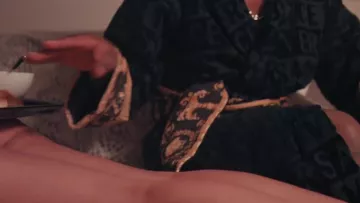 Le peignoir Versace de Niska dans le clip Chasse à l'Homme