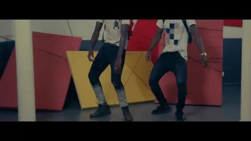 Les yeezy boost 350 v2 de Naza dans le clip Sac à dos