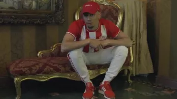 Zapatillas rojas adidas Iniki Runner de Mister V en el clip de Gville