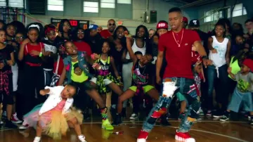 Las zapatillas rojas y blancas Nike Air Force One usadas por Silentó en su video musical Watch Me