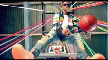 La Nike Orange en el clip Watch Me de Silentó