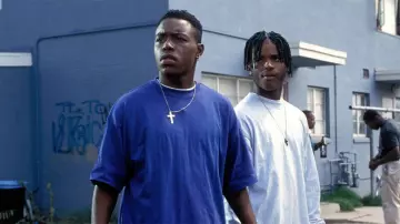 Le T-shirt oversize Bleu d'O‑Dog (Larenz Tate) dans Menace II Society