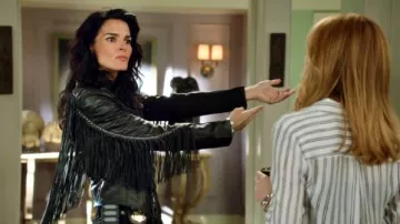 The leather jacket fringed Sabine, lieutenant Jane Rizzoli (Angie Harmon) in Rizzoli & Isles