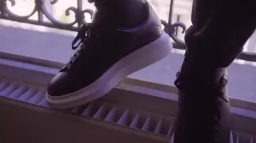 Les Alexan­der McQueen dans le clip La Bohème de GLGV