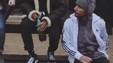 Sk8 High en el clip del Rey del Mundo de GLGV