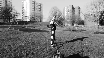 La paire de sneakers Adidas EQT Support ADV dans le clip N17 de Sneazzy