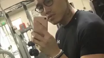 Camiseta negra de Under Armour de Nov en su video musical de IG