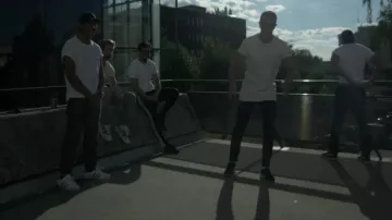Les sneakers Adidas Superstar blanches dans le clip Nostalgie de Ash Kidd
