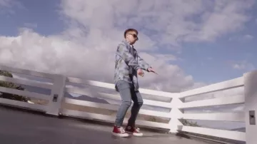 Las zapatillas Converse rojas de Hamza en el clip La Sauce