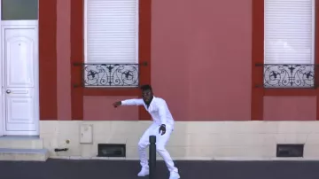 Les sneakers Yeezy Boost cream dans le clip On Shoot de MZ