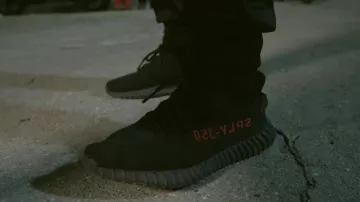Les sneakers Yeezy Boost 350 V2 Black & Red dans le clip Dans la lune de Sadek