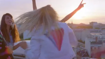 La veste Maje en jean blanche brodée Paradise de Louane dans le clip On était beau