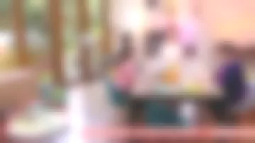 Les chaises en différentes couleurs  vues dans La maison des maternelles