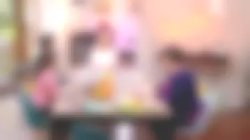 La table console en chêne massif blanche vue dans La maison des maternelles