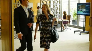 La robe Altuzarra Kieran Ikat d'Alice Vaughan (Mireille Enos) dans The Catch