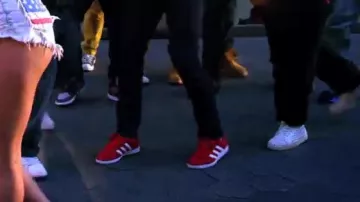 Las zapatillas rojas adidas campus de una bailarina en la hazaña del video musical Loyal de Chris Brown Lil Wayne & Tyga