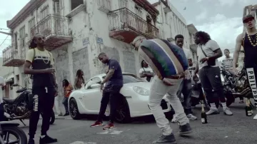 Zapatillas Adidas NMD rojas en el clip Vaillant de Alonzo
