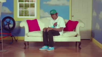 Les sneakers Vans Old Skool Imperial Blue/white de Tyler, The Creator dans le clip Who Dat Boy