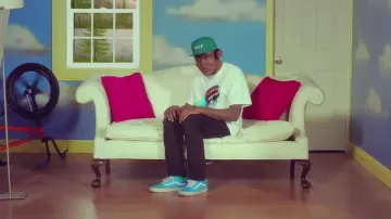 Les sneakers Vans Old Skool Imperial Blue/white de Tyler, The Creator dans le clip Who Dat Boy