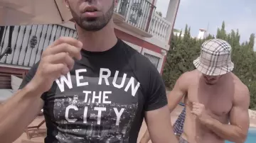 Le t-shirt Armani Jeans "We run The City" porté par Ademo dans le clip J'suis PNL de PNL