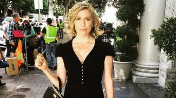 Vestido negro de cuello en V de Alexander McQueen (Sonya Walger) en The Catch