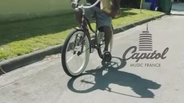 Les claquettes Lacoste de Dosseh dans le clip Infréquentables