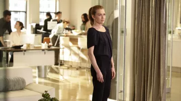 El top Joy en caviar color seda de Alice Vaughan (Mireille Enos) en The Catch
