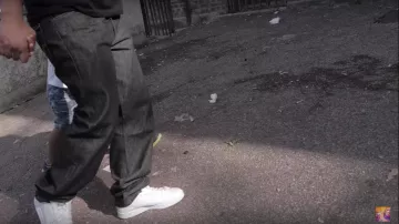 Zapatillas Adidas Stan Smith en el clip En tu calle de PNL