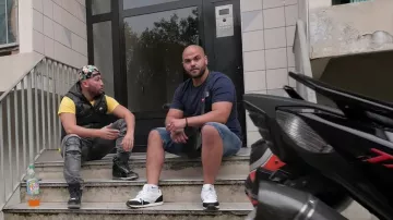 Zapatillas Clásicas Blancas/Negras Reebok en el clip Onizuka de PNL