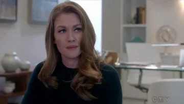El suéter de cachemira verde profundo de Alice Vaughan (Mireille Enos) en The Catch