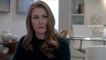 The sweater cashmere deep green of Alice Vaughan (Mireille Enos) in The Catch